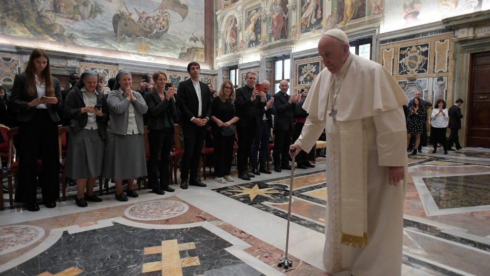 Papa com membros do Pontifício Instituto das Missões Estrangeiras (P.I.M.E.) por ocasião do 150º aniversário da revista "Mondo e Missione"