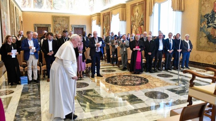 El Papa y los los participantes en las Jornadas Pastorales de las Comunidades católicas francófonas 