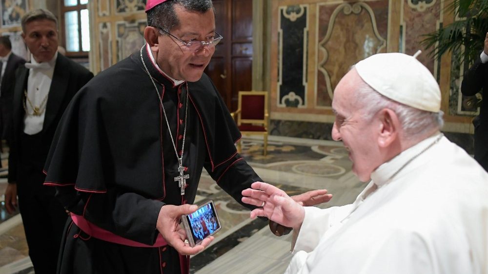 Os peregrinos na audiência com Francisco no Vaticano