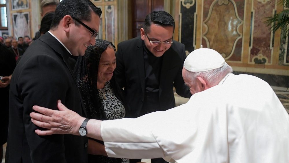 Os peregrinos na audiência com Francisco no Vaticano