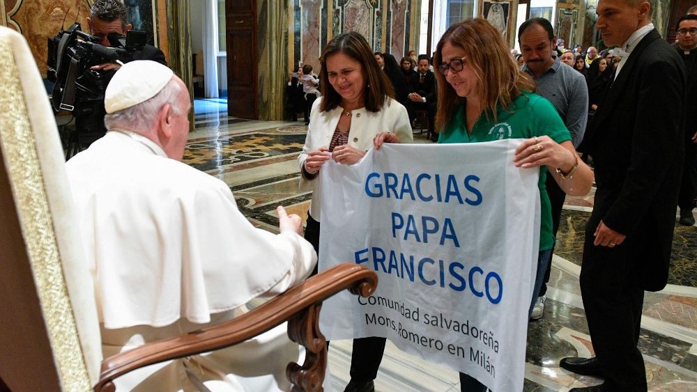 Os peregrinos na audiência com Francisco no Vaticano