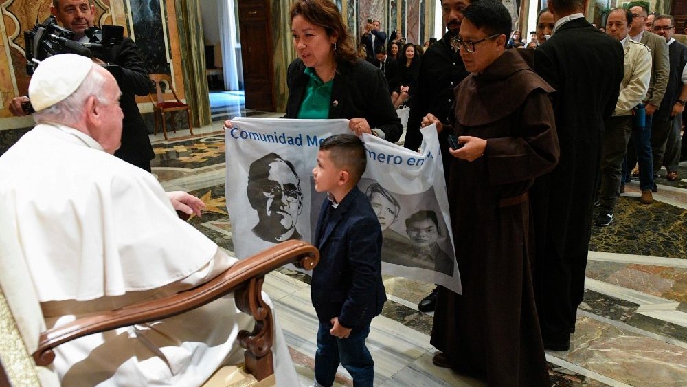 Os peregrinos na audiência com Francisco no Vaticano