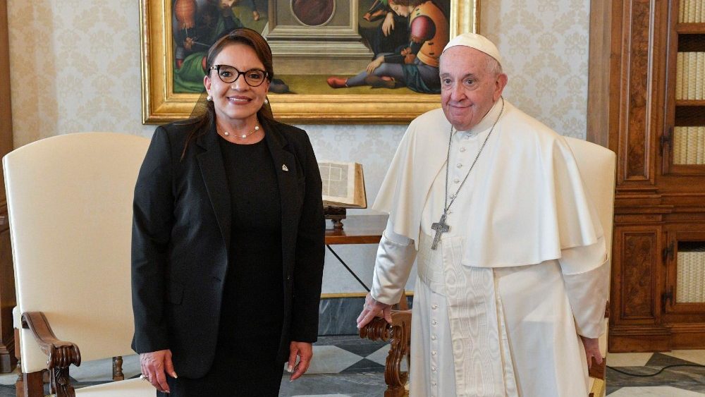 Francisco junto a la presidenta hondureña Iris Xiomara Castro Sarmiento