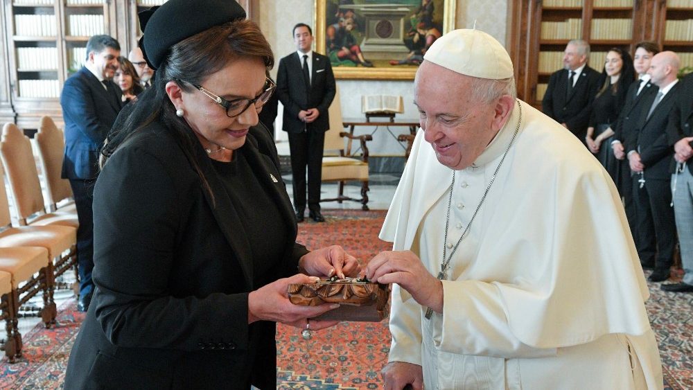La presidente Castro Sarmiento regala al Papa un rosario de madera de artesanía hondureña