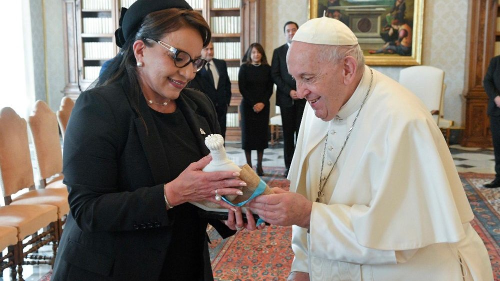 El Papa recibe también de manos de la presidente Iris Xiomara Castro la imagen de la Virgen de Suyapa, patrona de Honduras