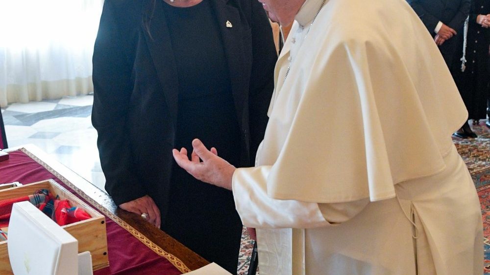 El Pontífice dona a la presidenta de Honduras un ramo de olivo realizado en Bronce y varios documentos pontificios.