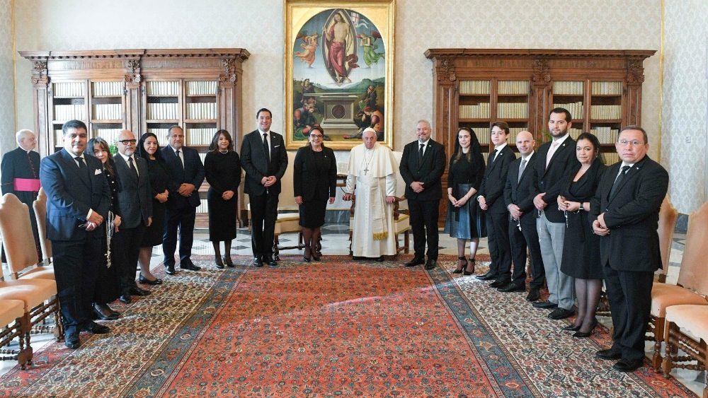 Francisco acompañado de la presidente de Honduras y la delegación que la acompaña en su gira en Italia.
