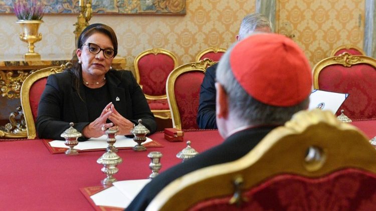 La presidenta Xiomara Castro durante el coloquio con el cardenal Secretario de Estado Pietro Parol&iacute;n 