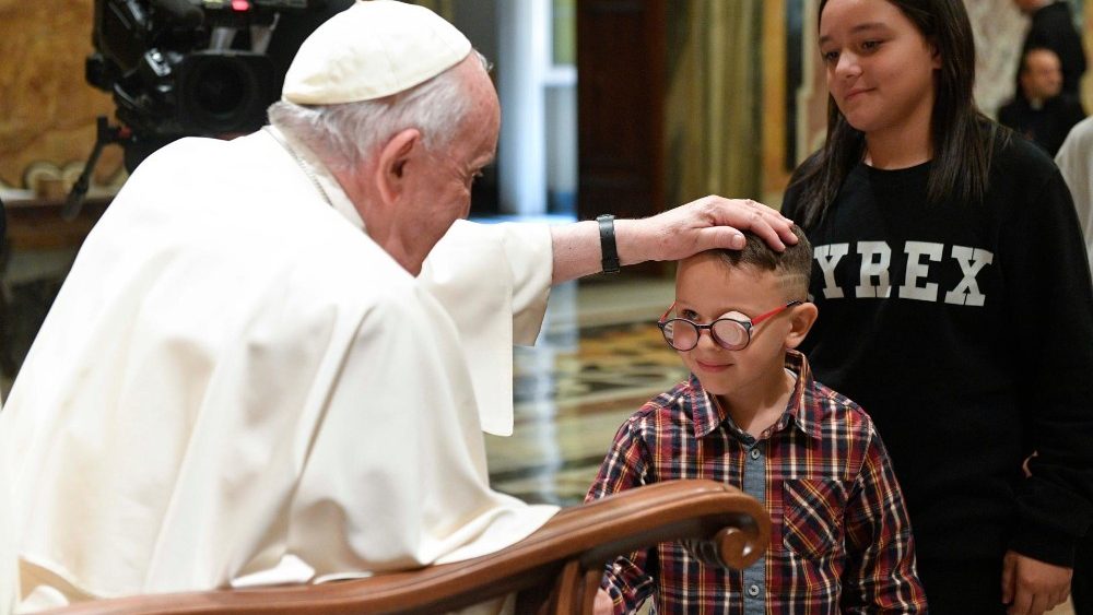 Papa saúda jovenzinho acolhido pela "Comunidade Fronteira"