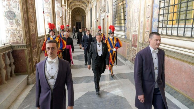 Le président français Emmanuel Macron, et son épouse, Brigitte Macron, reçus le lundi 24 octobre par le Pape François. 