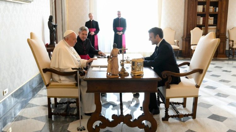 Il colloquio nella Biblioteca apostolica