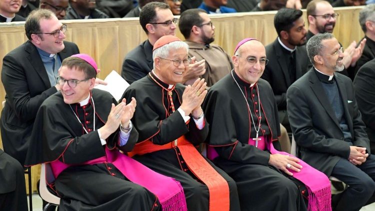 Des prêtres et étudiants séminaristes en salle Paul VI