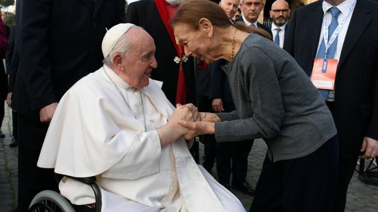 Edith Bruck saluda al Santo Padre Francisco 