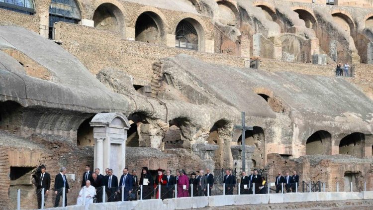 Au Colisée, prière pour la paix mondiale, mardi 25 octobre. 