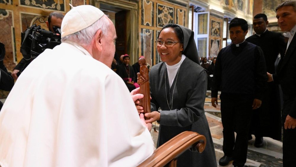 Svätý Otec so zasvätenými osobami Madagaskaru žijúcimi v Ríme (27. okt. 2022)
