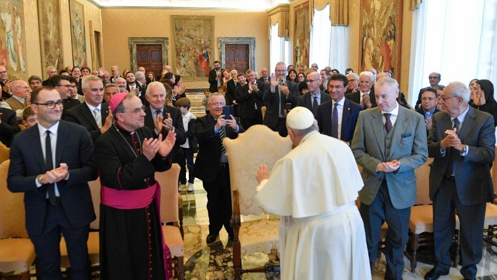 El Papa saluda a los participantes en el encuentro promovido por la Coordinación de Asociaciones para la Comunicación (COPERCOM), con motivo del 25º aniversario de fundación.