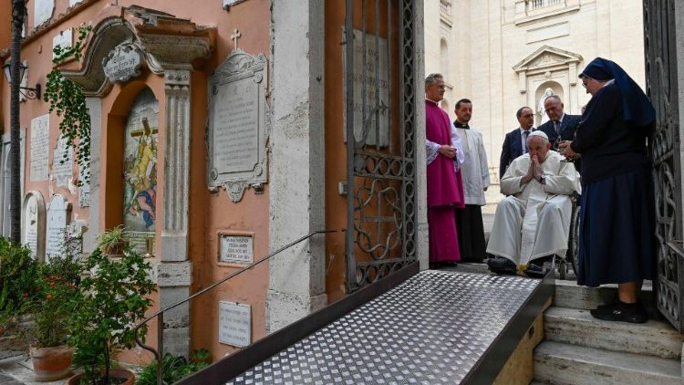 Francisco em oração aos fiéis falecidos