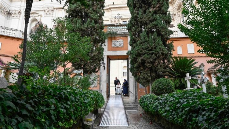 Francisco em oração aos fiéis falecidos