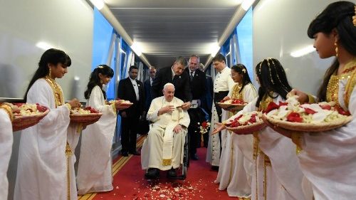 Papeže v Bahrajnu přivítal král Hamad a imám al-Tajíb
