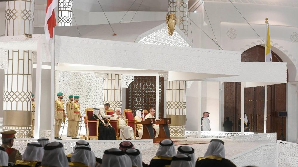 Pápež pri stretnutí s verejnými predstaviteľmi Bahrajnu (3. nov. 2022)