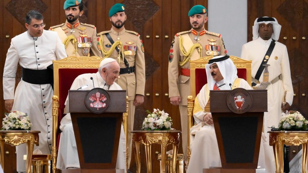 Pápež pri stretnutí s verejnými predstaviteľmi Bahrajnu (3. nov. 2022)