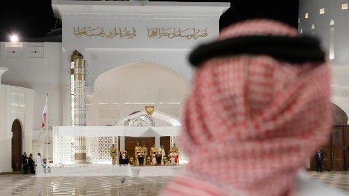 Первый день визита Папы в Бахрейн за одну минуту