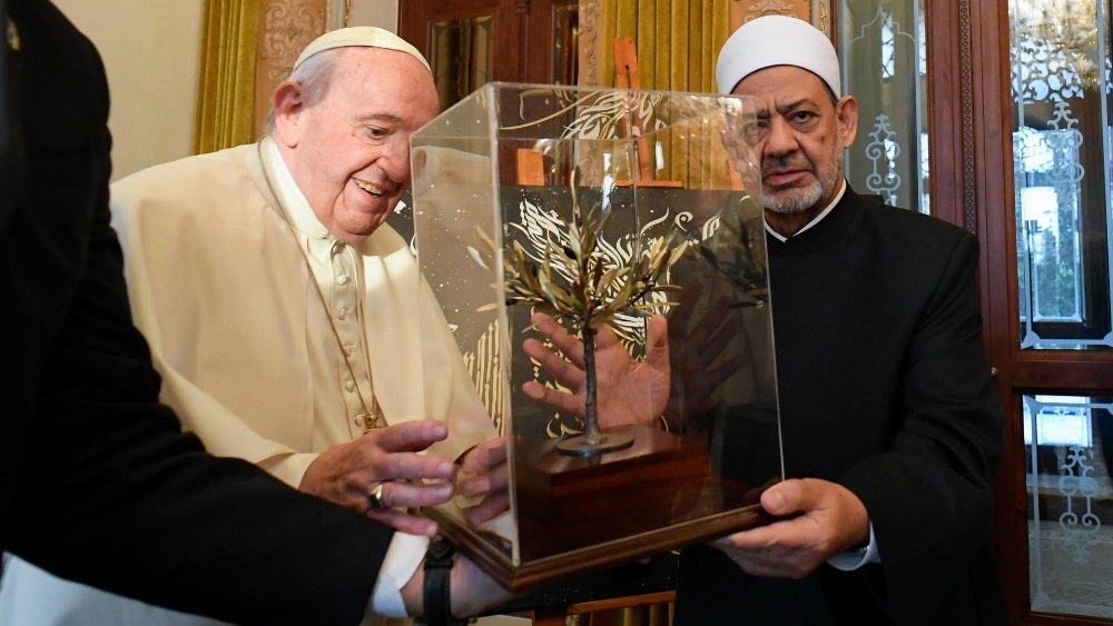 Pápež František s predsedom Moslimskej rady starších Ahmedom Al-Tajíbom (Awali, 4. nov. 2022)