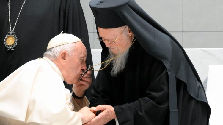 O Papa Francisco beija a cruz peitoral do patriarca ecumênico Bartolomeu I