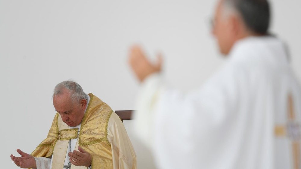 Papst Franziskus bei der Heiligen Messe in Bahrain