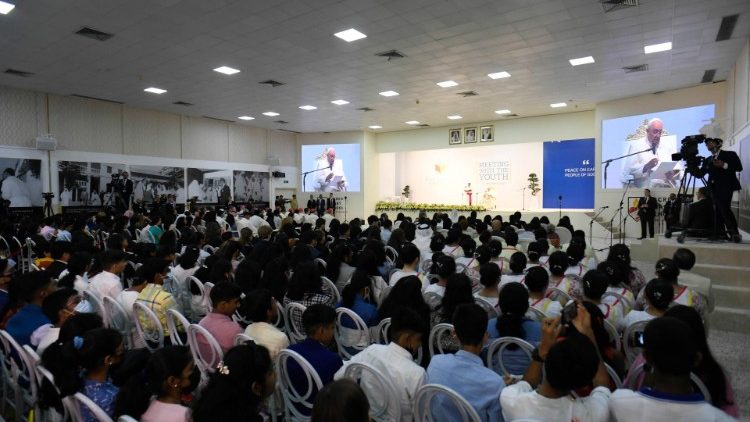 Papa amekutana na Vijana huko Bahrain katika hija yake ya Kitume