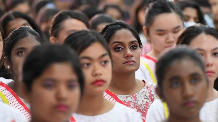 Papa amekutana na Vijana huko Bahrain katika hija yake ya Kitume