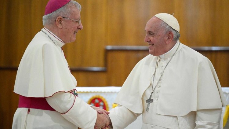 Hinder mit Papst Franziskus