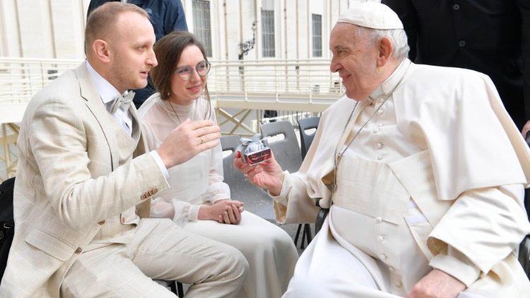 Papa asimulia furaha ya kukutana na watu wa Bahran