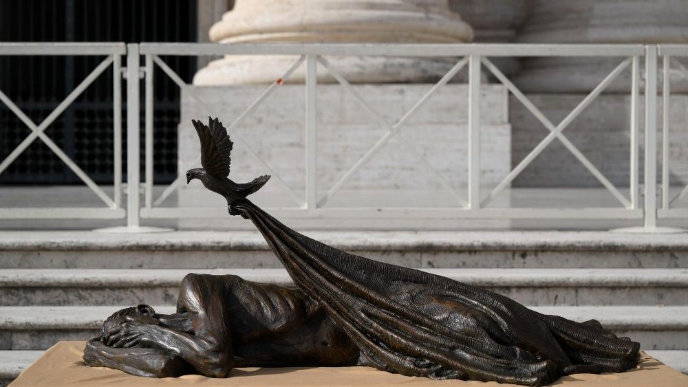 "Sheltering", la statue de Timothy Schmalz bénie ce mercredi 9 novembre 2022
