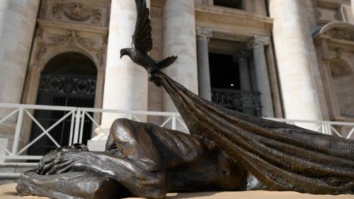 P&aacute;pež požehnal sochu Krista-bezdomovca pred Svetov&yacute;m dňom chudobn&yacute;ch