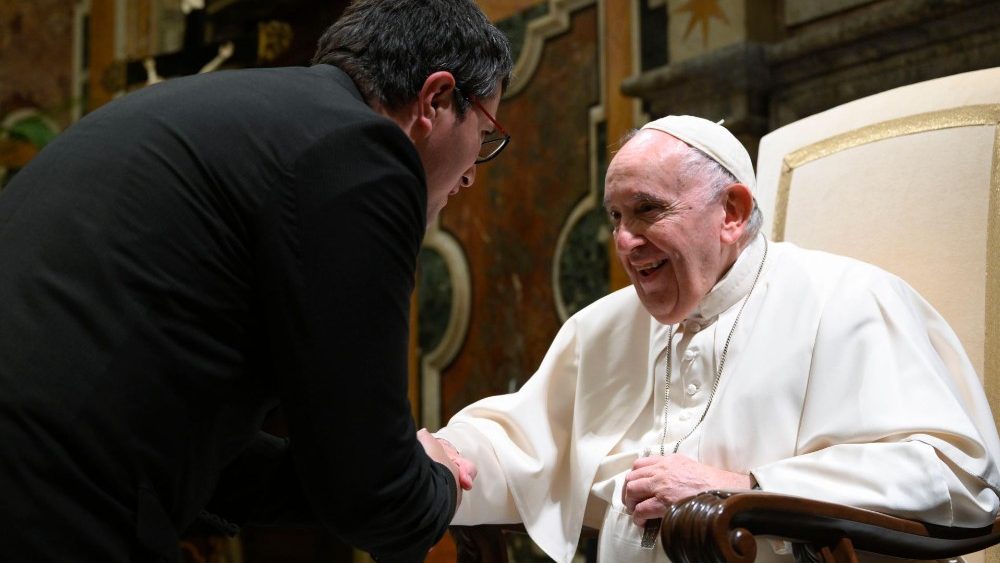 Papa com participantes do Curso para Reitores e Formadores de Seminários da América Latina