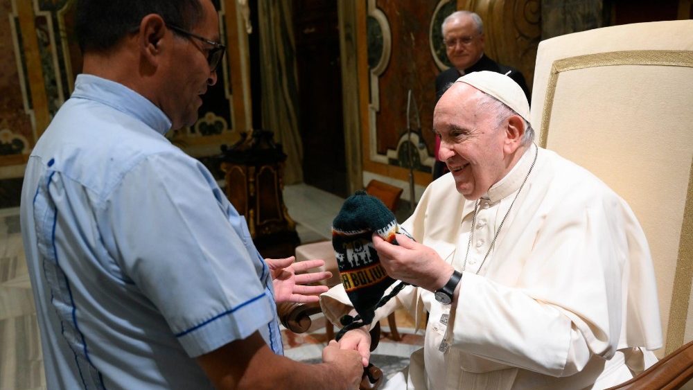 Papa com participantes do Curso para Reitores e Formadores de Seminários da América Latina