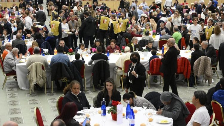 Papa Francisco no almoço servido na Sala Paulo VI no Dia Mundial dos Pobres 2022