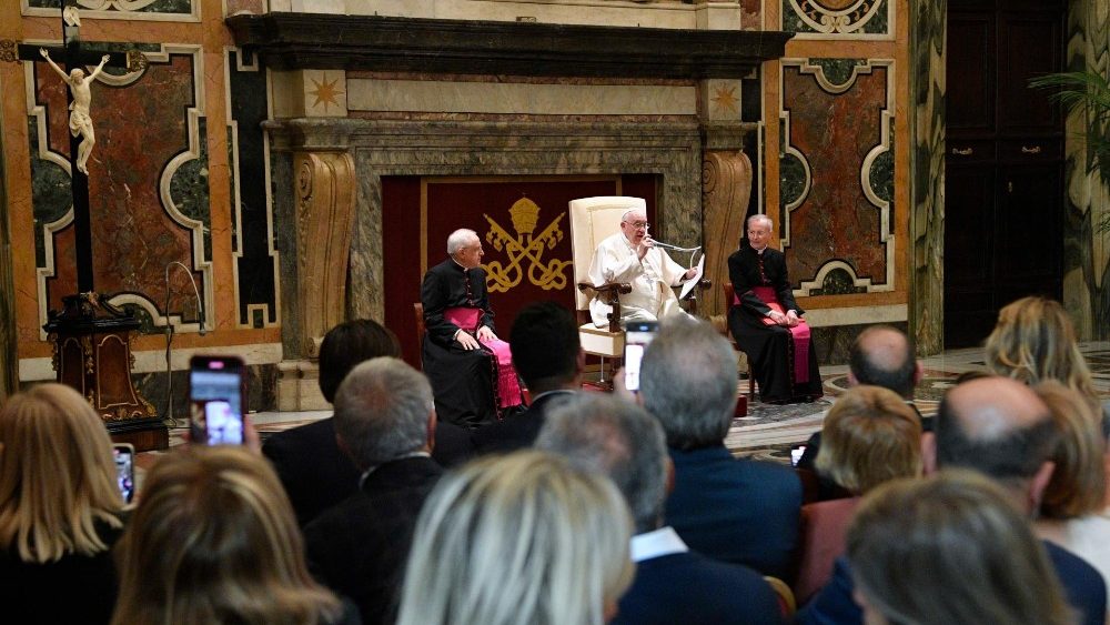 Las farmacias son lugares para orientar, en un vínculo personalizado, a la gente de los territorios, afirma el Pontífice. (Vatican Media)