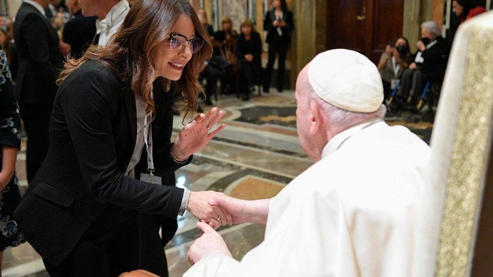 El Papa saluda uno por uno a los casi 400 participantes en la audiencia. (Vatican Media)