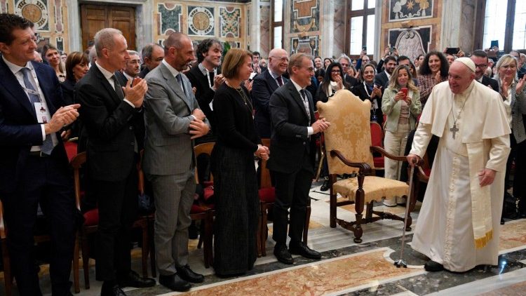 O Papa Francisco com os membros da rede de farmacêuticos "Apoteca Natura"