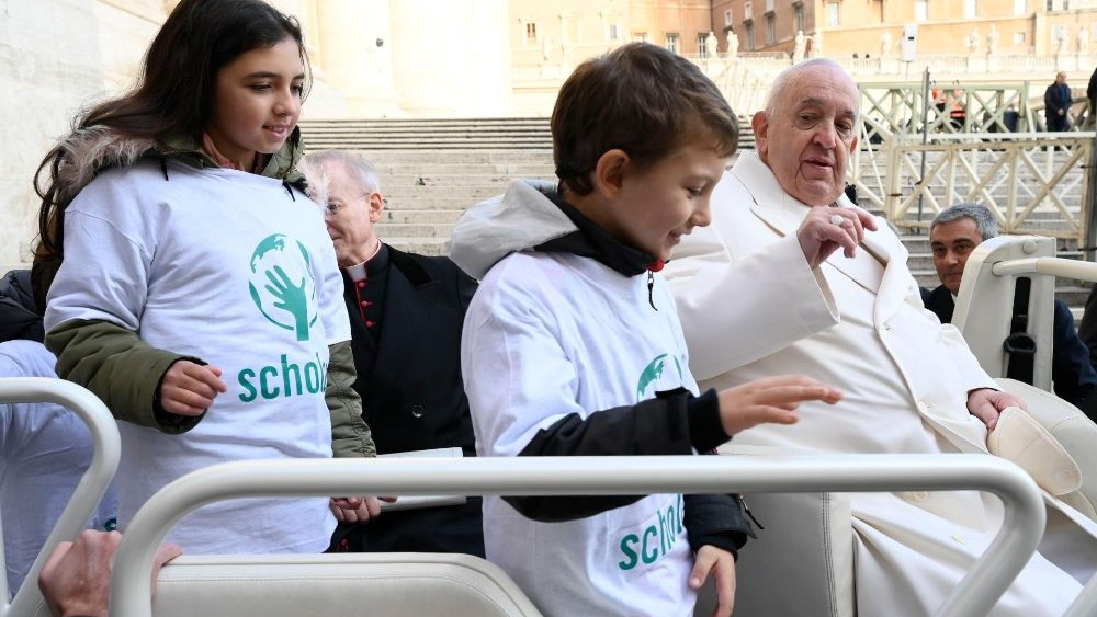 Papst Franziskus und die kleinen "Mitfahrer" im Papamobil