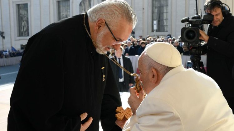 2022.11.30 Владика Браєн на загальній аудієнції з Папою 