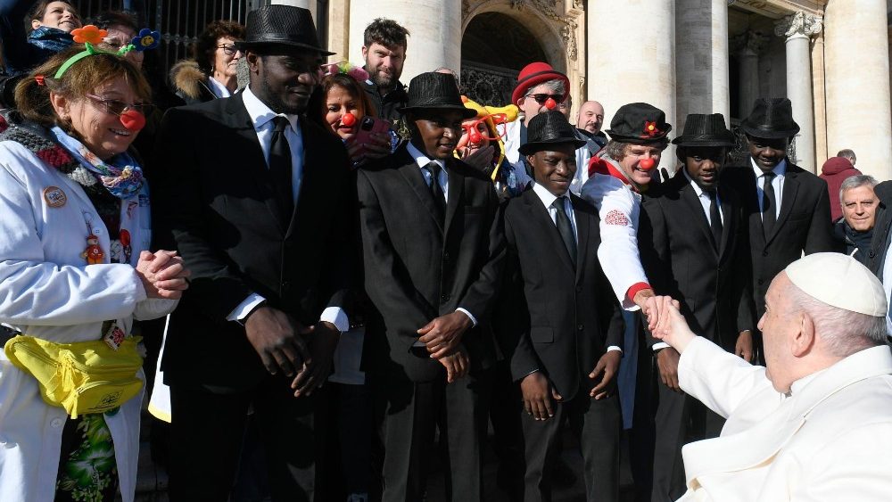 "The Black Blues Brothers" com alguns clows no final da Audiência Geral