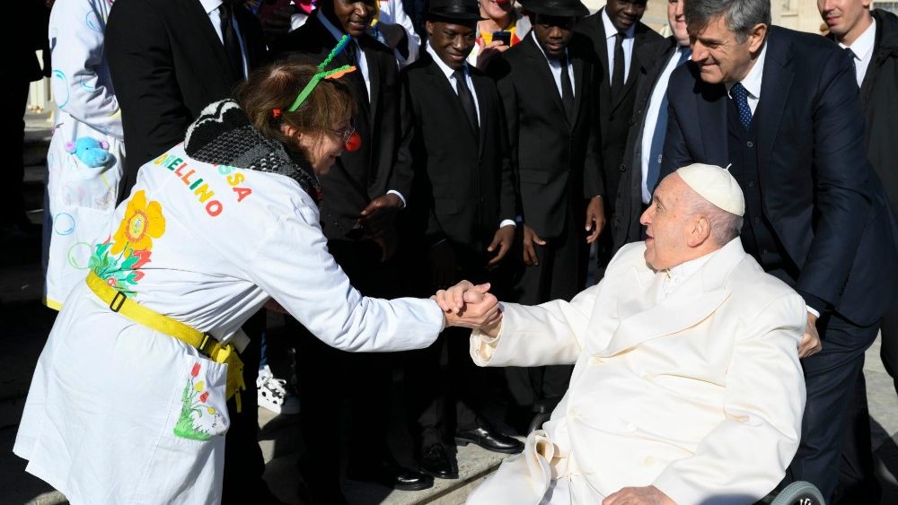 "The Black Blues Brothers" com alguns clows saúdam o Papa