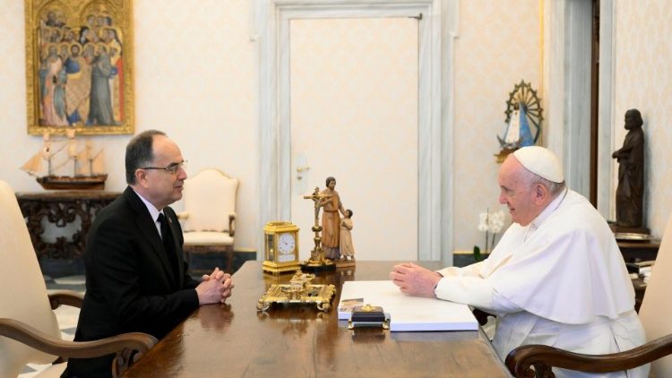 Прэзідэнт Албаніі Байрам Бегай падчас размовы з Францішкам