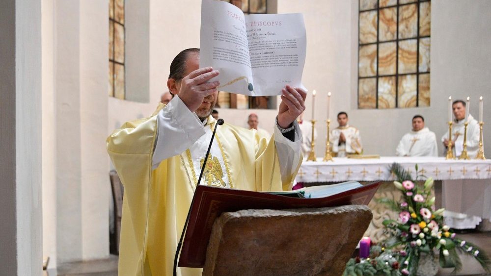 En la ceremonia se procedió a la lectura de la bula del Papa Francisco por la que asignó al Cardenal Martínez el título cardenalicio. (Vatican Media)
