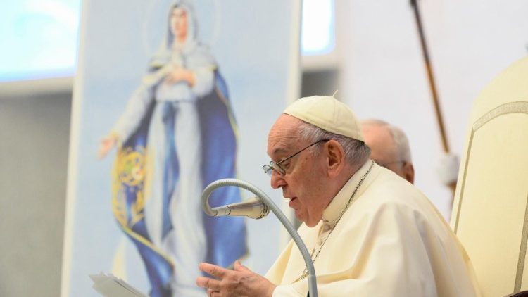 Påven Franciskus tar emot den italienska kristna arbetarrörelsen MCL på audiens fredagen den 9 december 2022 i samband med dess 50-årsfirande. 