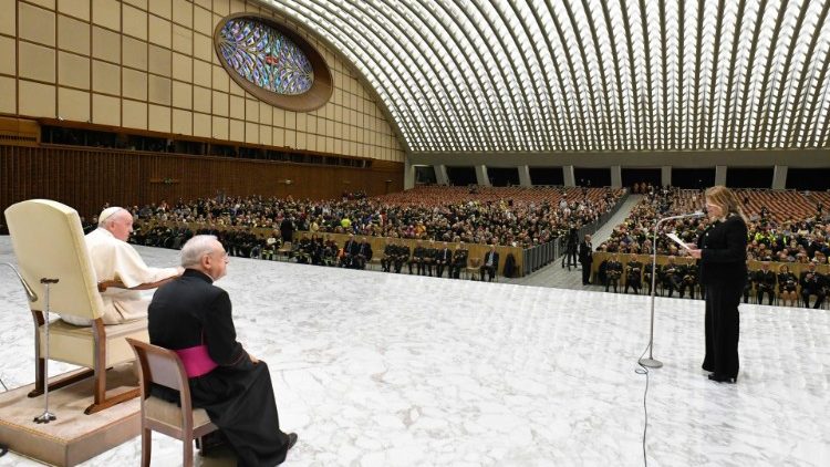 Papa Francisco na Sala Paulo VI no encontro com o Corpo de Bombeiros e seus familiares