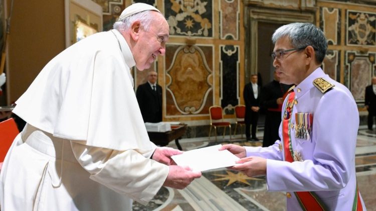 Францішак падчас сустрэчы з дыпламатамі